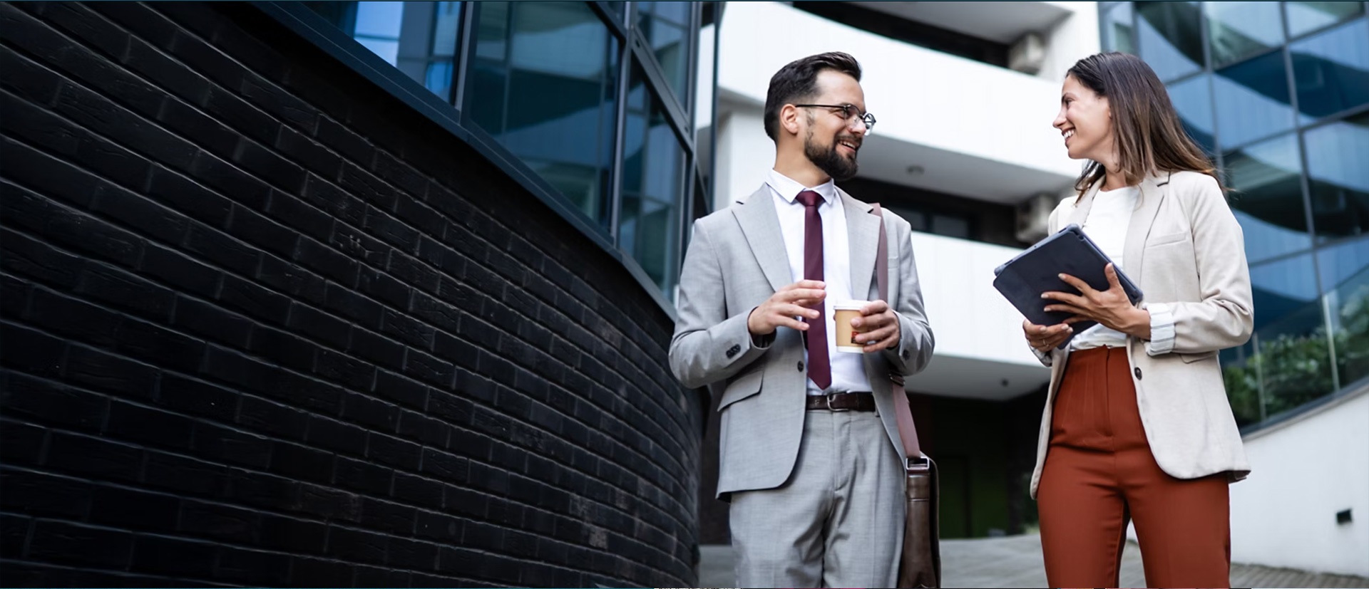 Advisors walking (AdobeStock 162941963) — 72:31 hero test v4
